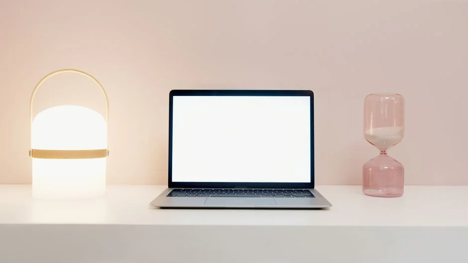 Un espace de travail moderne avec deux écrans d’ordinateur présentant des projets de conception web, mettant en avant la technologie et la productivité.